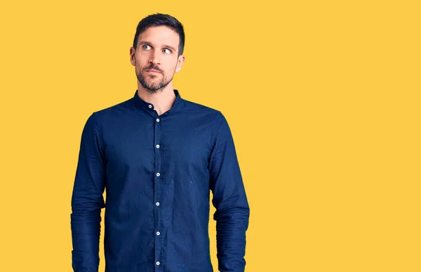 Jovem Homem Bonito Vestindo Camisa Casual Sorrindo Olhando Para Lado — Fotografia de Stock