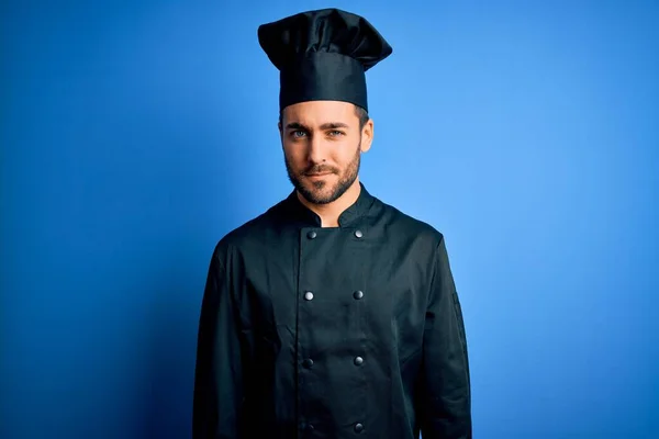 Jeune Homme Beau Chef Avec Barbe Portant Uniforme Cuisinière Chapeau — Photo