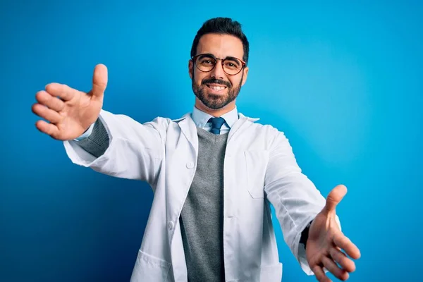 Homem Médico Bonito Jovem Com Barba Vestindo Casaco Óculos Sobre — Fotografia de Stock