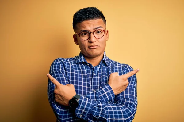 Homem Latino Bonito Jovem Vestindo Camisa Casual Óculos Sobre Fundo — Fotografia de Stock