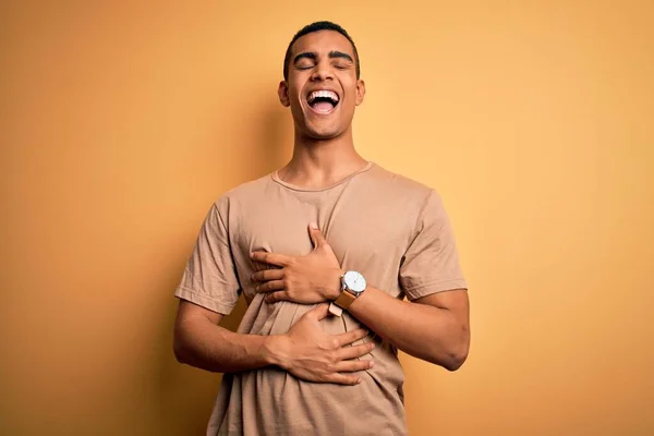 Jovem Homem Afro Americano Bonito Vestindo Camiseta Casual Sobre Fundo — Fotografia de Stock