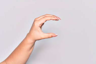 Görünmez şeyi alıp götüren, parmaklarıyla boşluk gösteren beyaz bir kadının eli.