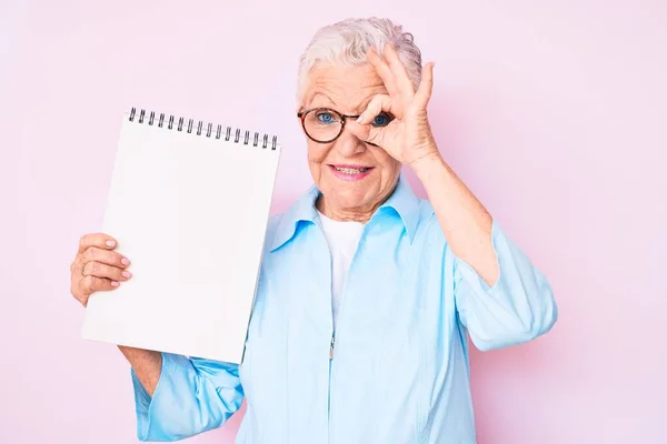 Senior Krásná Žena Modrýma Očima Šedé Vlasy Drží Notebook Úsměvem — Stock fotografie