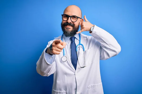 Sakallı Mavi Arka Planda Steteskop Takmış Yakışıklı Kel Bir Doktor — Stok fotoğraf