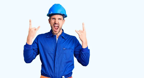 Joven Hombre Guapo Vistiendo Uniforme Trabajador Hardhat Gritando Con Expresión — Foto de Stock