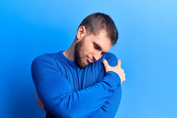 Jonge Knappe Man Draagt Casual Trui Knuffelend Zichzelf Gelukkig Positief — Stockfoto