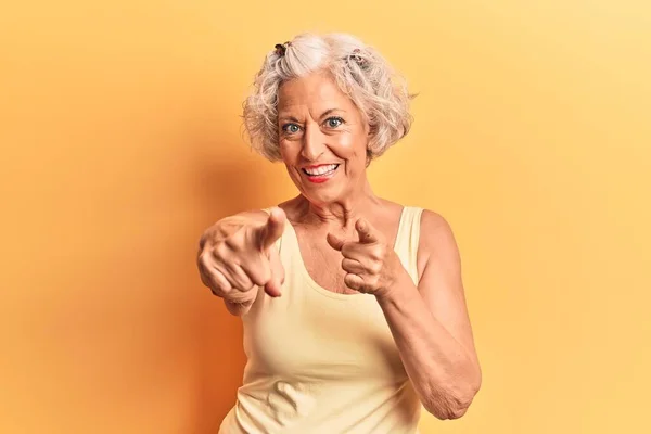 Senior Mulher Cabelos Grisalhos Vestindo Roupas Casuais Apontando Para Você — Fotografia de Stock