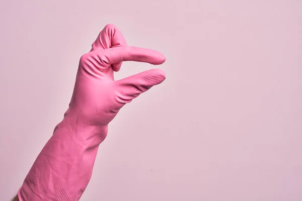 Χέρι Καυκάσιος Νεαρός Άνδρας Γάντι Καθαρισμού Πάνω Από Απομονωμένο Ροζ — Φωτογραφία Αρχείου