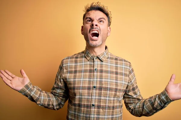 Jovem Homem Bonito Vestindo Coroa Ouro Rei Sobre Fundo Amarelo — Fotografia de Stock