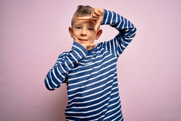 Jovem Garoto Caucasiano Com Olhos Azuis Vestindo Camisa Listrada Náutica — Fotografia de Stock