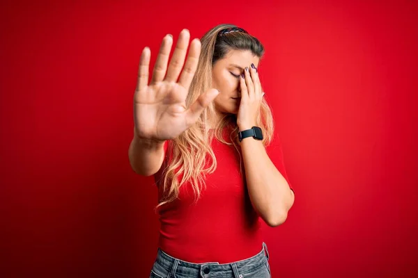 Junge Schöne Blonde Frau Lässigem Shirt Die Vor Isoliertem Roten — Stockfoto