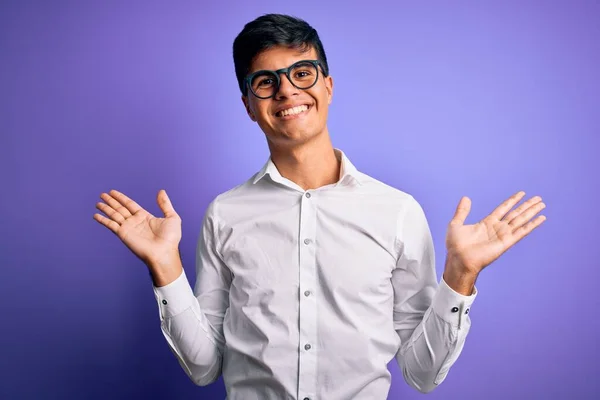 Homem Negócios Bonito Jovem Vestindo Camisa Óculos Sobre Fundo Roxo — Fotografia de Stock