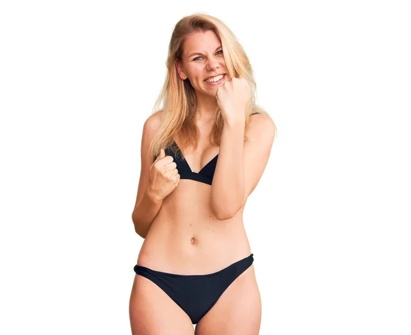 Jeune Belle Femme Blonde Portant Bikini Célébrant Surprise Étonnée Pour — Photo