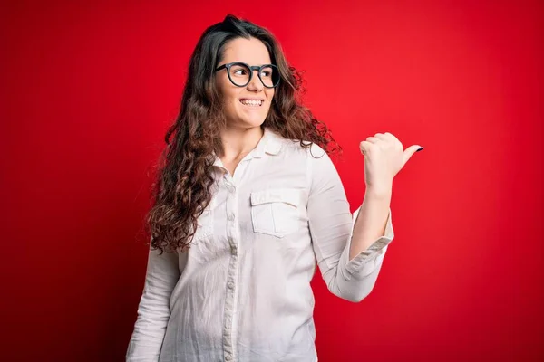 Junge Schöne Frau Mit Lockigem Haar Hemd Und Brille Über — Stockfoto