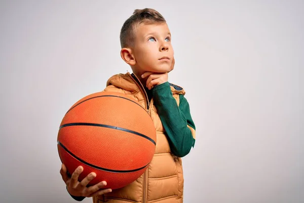 Mladý Malý Kavkazský Sportovní Kluk Hrající Basketbal Držící Oranžový Míč — Stock fotografie