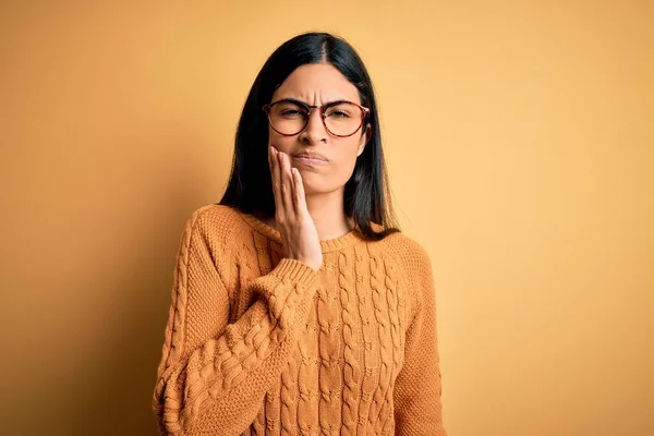 Joven Mujer Hispana Hermosa Con Gafas Sobre Fondo Aislado Amarillo —  Fotos de Stock