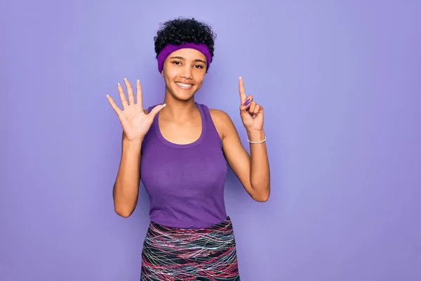 Mulher Afro Americana Africana Bonita Vestindo Sportswear Casual Sobre Fundo — Fotografia de Stock