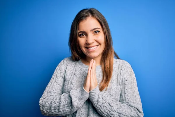 Schöne Junge Frau Lässigem Wollpullover Steht Über Blauem Isoliertem Hintergrund — Stockfoto