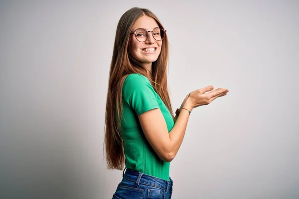 Jonge Mooie Roodharige Vrouw Draagt Casual Groene Shirt Bril Witte — Stockfoto