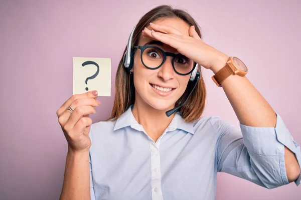 Hermosa Mujer Agente Centro Llamadas Que Trabaja Con Auriculares Que —  Fotos de Stock