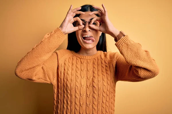 Joven Mujer Hispana Hermosa Usando Anteojos Sobre Fondo Aislado Amarillo —  Fotos de Stock