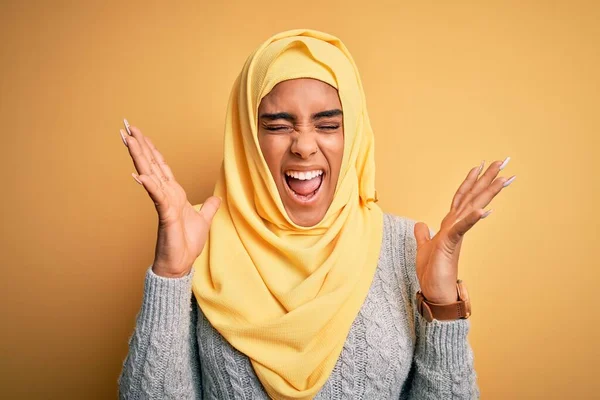 Giovane Bella Ragazza Afro Americana Indossa Hijab Musulmano Sfondo Giallo — Foto Stock