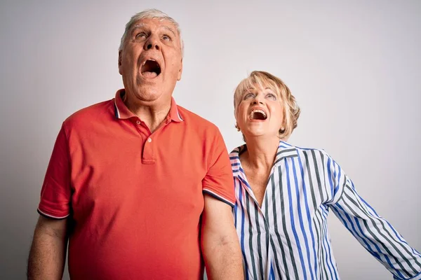 Oudere Mooie Paar Staan Samen Geïsoleerde Witte Achtergrond Boos Gek — Stockfoto