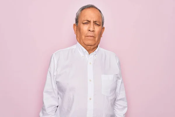 Hombre Mayor Guapo Pelo Gris Con Camisa Elegante Sobre Fondo —  Fotos de Stock