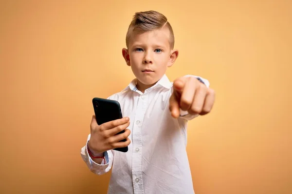 Junge Kleine Kaukasische Kind Mit Smartphone Und Blick Auf Den — Stockfoto