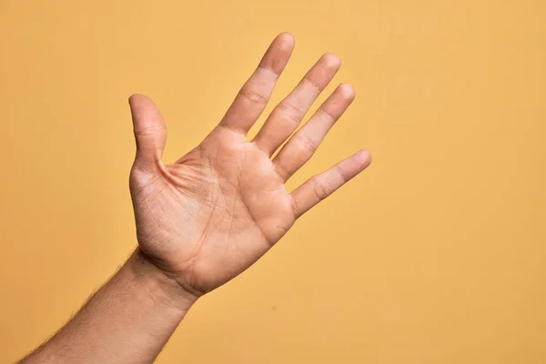 5本の指を示す孤立した黄色の背景数字5上の指を示す白人若い男の手 — ストック写真