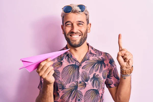 Bonito Loiro Com Barba Férias Segurando Avião Papel Rosa Sobre — Fotografia de Stock