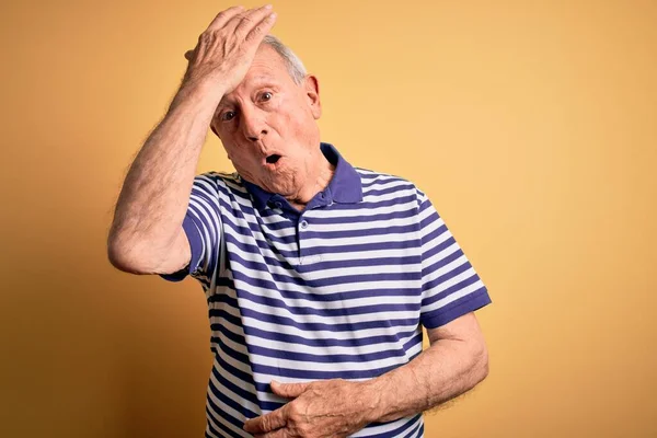 Grauhaariger Älterer Mann Lässigem Marinestreifem Shirt Vor Gelbem Hintergrund Überrascht — Stockfoto