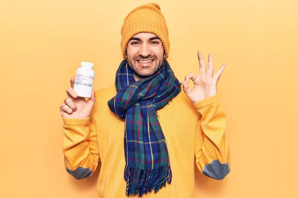 Joven Hombre Calvo Guapo Usando Ropa Invierno Sosteniendo Frasco Píldoras — Foto de Stock