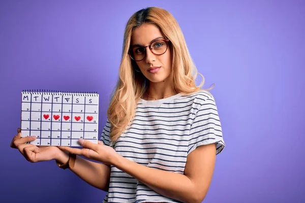 Молодая Красивая Блондинка Проводит Период Календаря Контроля Менструального Цикла Уверенным — стоковое фото