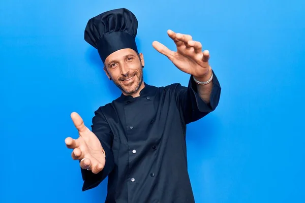 Joven Hombre Guapo Con Uniforme Cocina Mirando Cámara Sonriendo Con — Foto de Stock