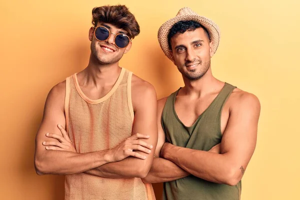 Jovem Casal Gay Vestindo Roupas Verão Rosto Feliz Sorrindo Com — Fotografia de Stock