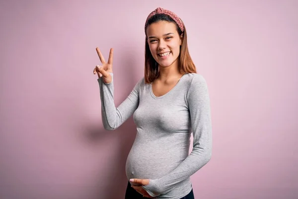 Mladý Krásný Teenager Dívka Těhotná Očekává Dítě Přes Izolované Růžové — Stock fotografie