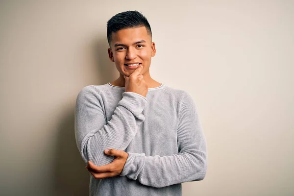 Homem Latino Bonito Jovem Vestindo Camisola Casual Sobre Fundo Branco — Fotografia de Stock