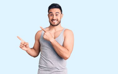 Mayo giyen genç yakışıklı adam ellerinin birarada dua ederek af diliyor kendinden emin bir şekilde gülümsüyor.. 