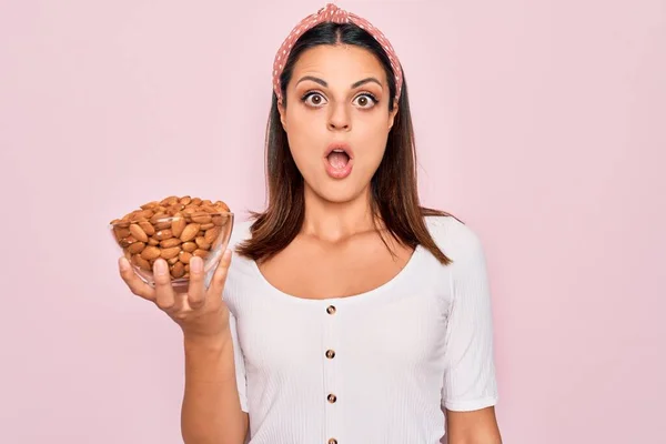 Joven Mujer Morena Hermosa Sosteniendo Tazón Con Almendras Saludables Sobre —  Fotos de Stock