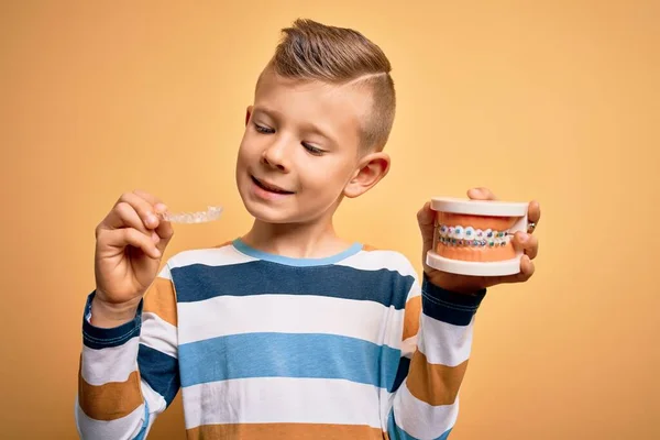 Kleine Jongen Met Professionele Orthodontische Kunstgebit Met Metalen Beugels Verwijderbare — Stockfoto