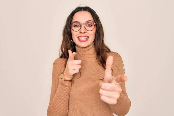 Jonge Mooie Vrouw Draagt Casual Coltrui Bril Witte Achtergrond Wijzende — Stockfoto