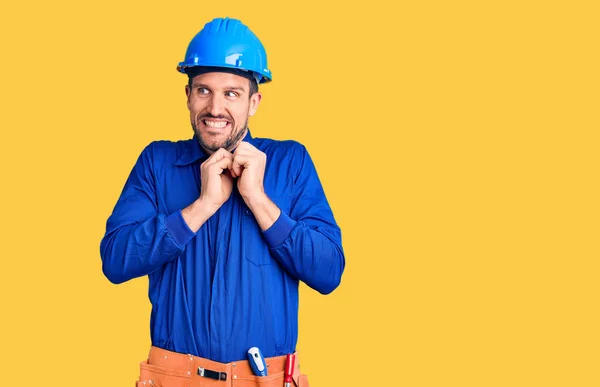 Jovem Homem Bonito Vestindo Uniforme Trabalhador Hardhat Rindo Nervoso Animado — Fotografia de Stock