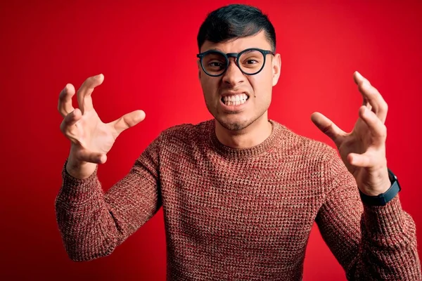 Junger Gutaussehender Hispanischer Mann Mit Nerd Brille Vor Rotem Hintergrund — Stockfoto