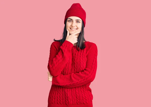 Junges Schönes Mädchen Mit Pullover Und Wollmütze Das Selbstbewusst Die — Stockfoto