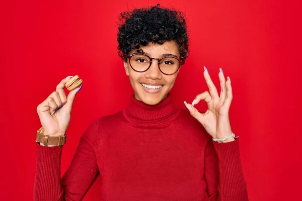 Jovem Bela Afro Americana Africana Mulher Segurando Chocolate Francês Sobremesa — Fotografia de Stock