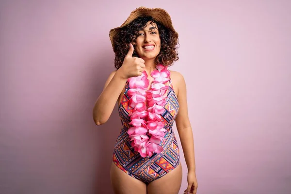 Jovem Bela Mulher Árabe Férias Vestindo Maiô Havaianas Flores Lei — Fotografia de Stock