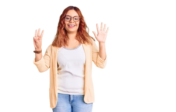 Junge Lateinamerikanische Frau Businesskleidung Zeigt Mit Finger Nummer Acht Nach — Stockfoto
