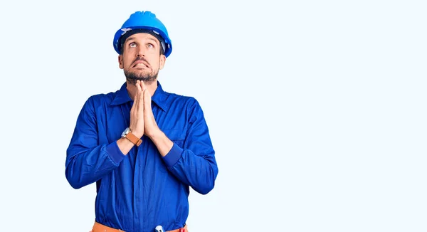 Joven Hombre Guapo Vistiendo Uniforme Trabajador Hardhat Que Sufre Dolor — Foto de Stock