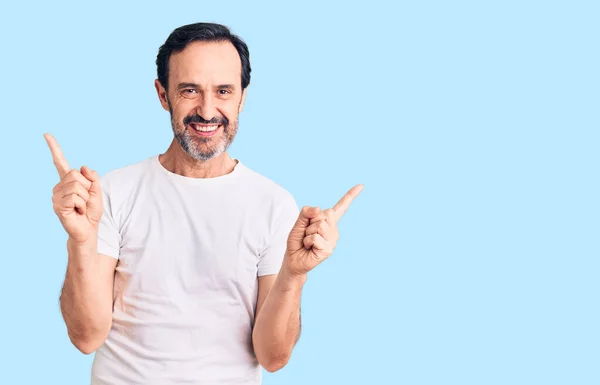 Hombre Guapo Mediana Edad Con Camiseta Casual Sonriendo Confiado Señalando — Foto de Stock